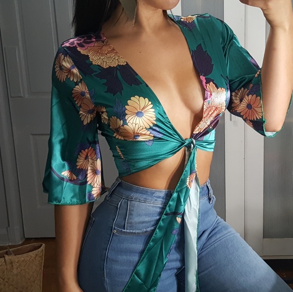 Tops - ▪︎LAST ONE!▪︎"Paradise" Tie Front Floral Top NWOT